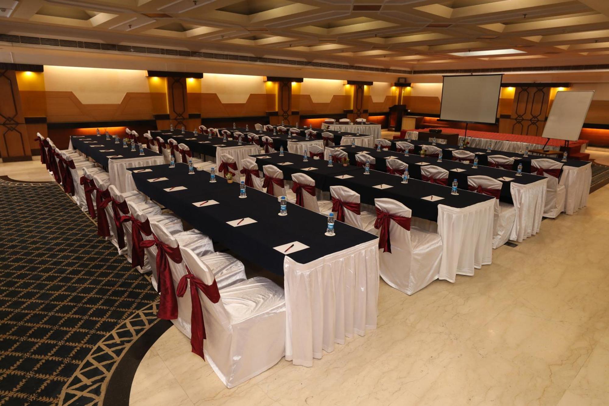 The Piccadily Hotel Lucknow Exterior foto