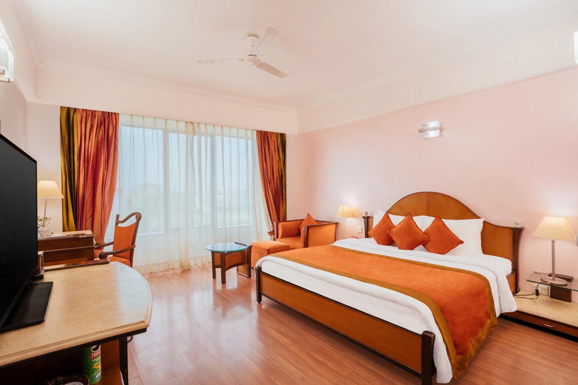 The Piccadily Hotel Lucknow Exterior foto