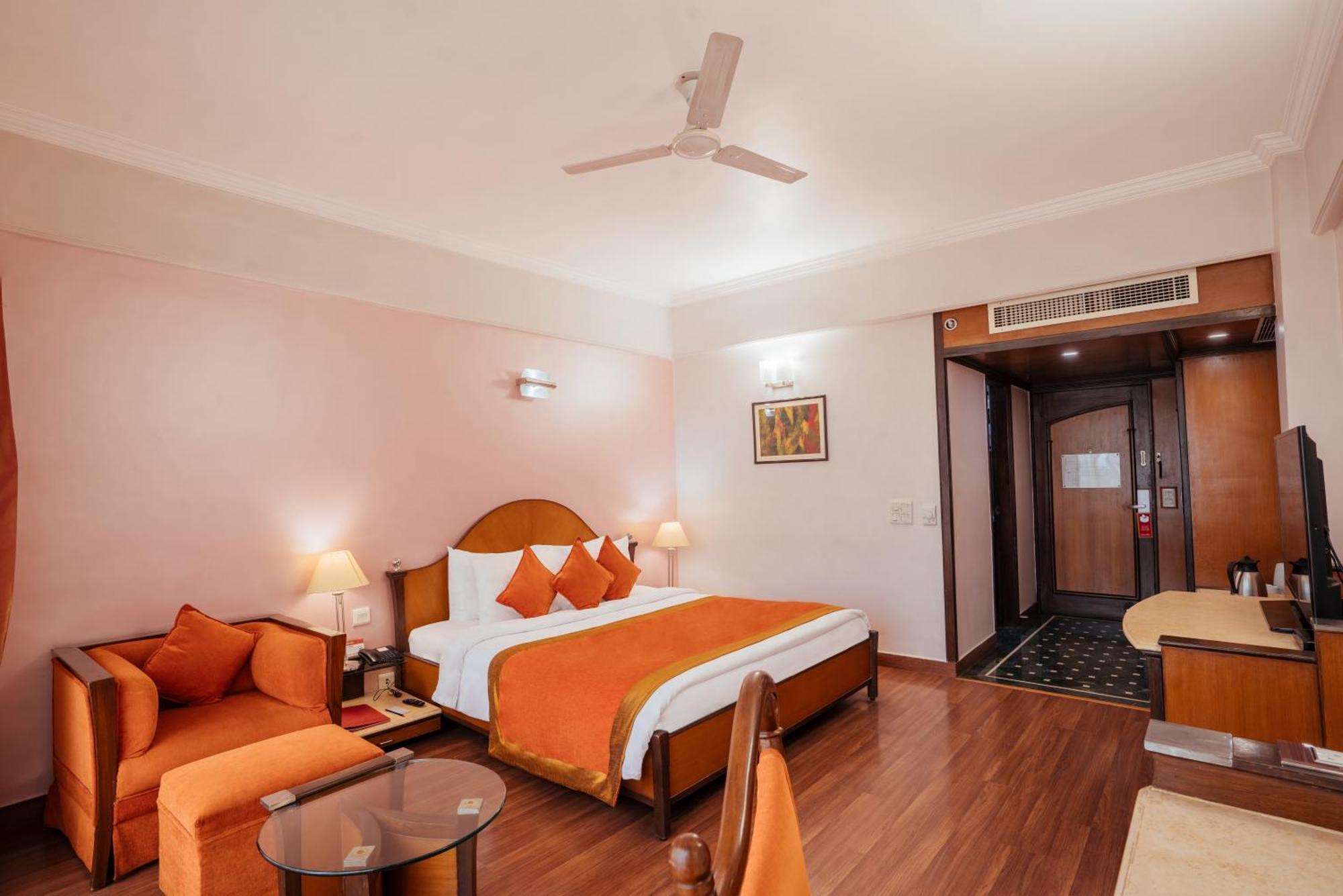 The Piccadily Hotel Lucknow Exterior foto